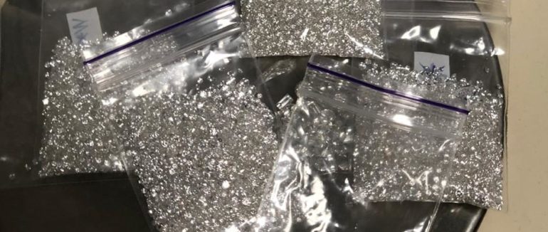 Діаманти у спідній білизні: викрито пару, що намагалася вивезти дорогоцінні камені вартістю у 15 мільйонів гривень