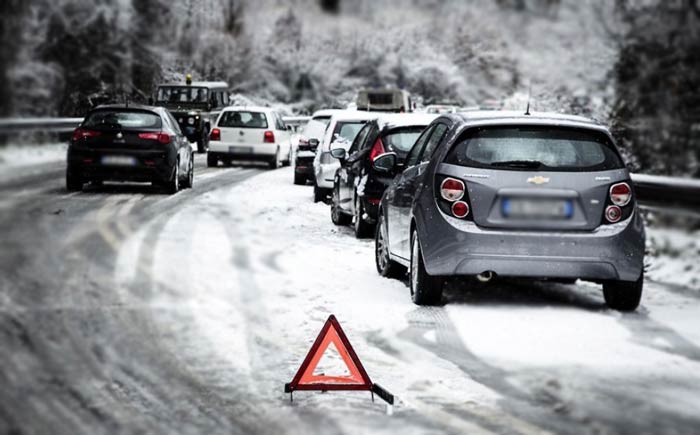 Актуальні поради водіям та пішоходам: як поводитися під час ожеледиці
