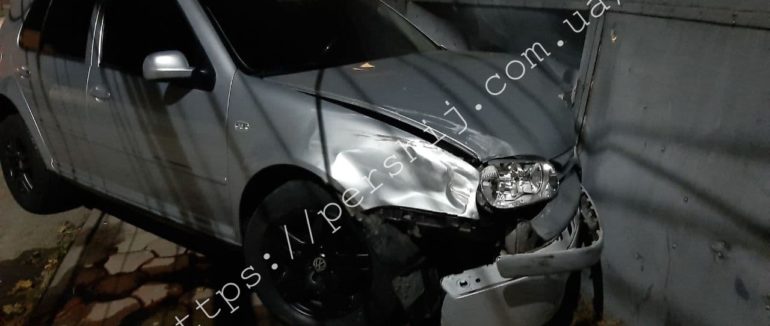 Вечірня аварія у Мукачеві: легковик протаранив огорожу