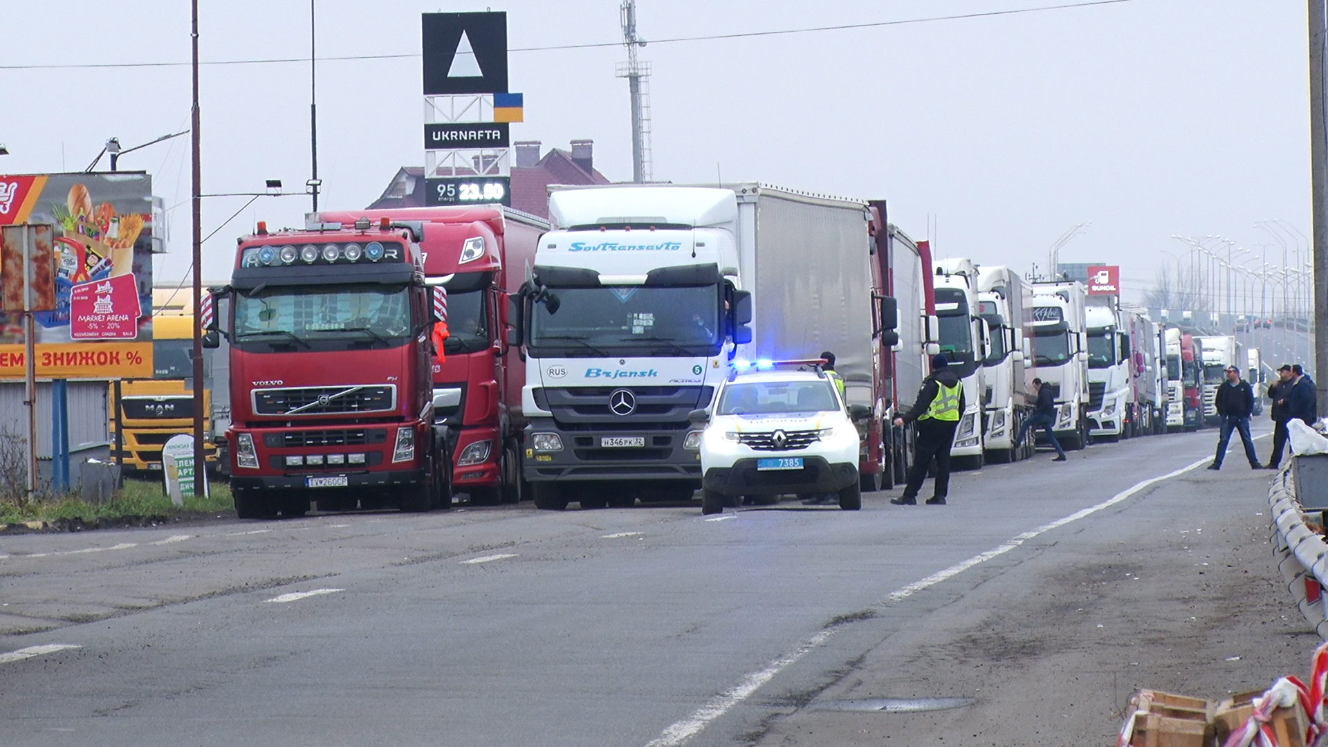 Затор із сотні вантажівок на кордоні з Угорщиною