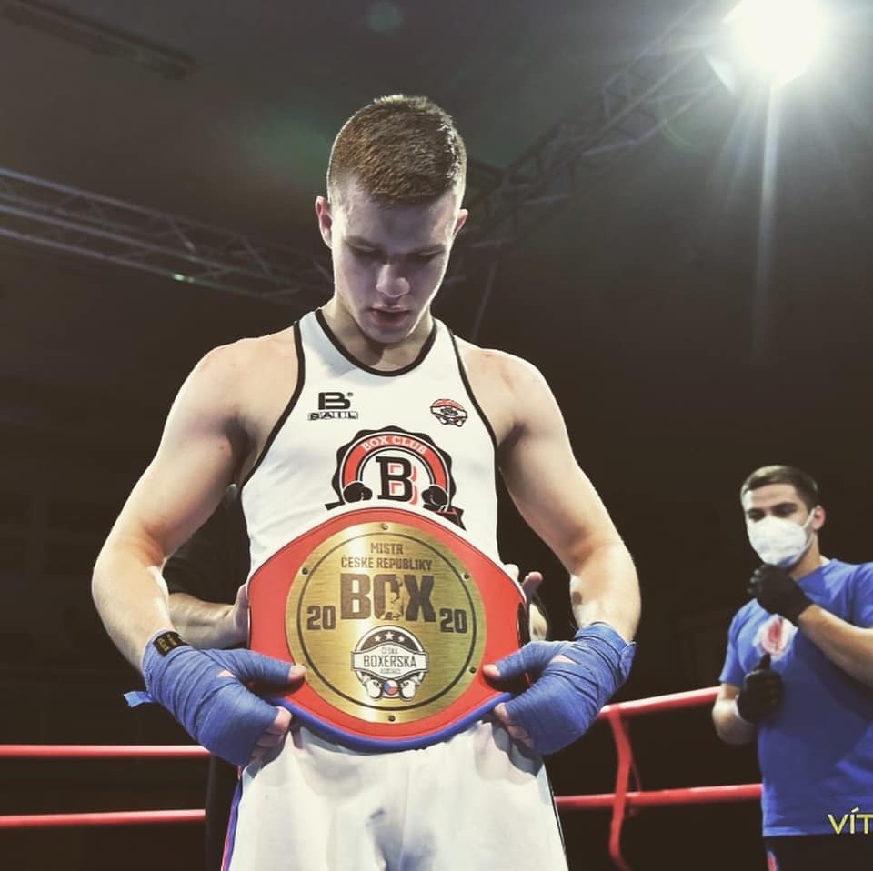 Наші за кордоном: 18-річний закарпатець виграв чемпіонат Чехії з боксу