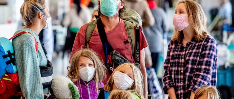 Європейців закликали носити маски на сімейних святах під час Різдва