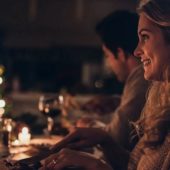 Чому ми переїдаємо на свята? З чим це пов’язано та як уникнути зайвих кілограмів після свят