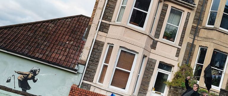 Бенксі підтвердив авторство графіті з жінкою, яка чхає