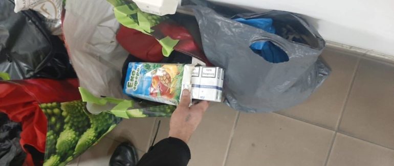 Лайфхаки від пачкарів: на Закарпатті група контрабандистів замаскувала сигарети під каву