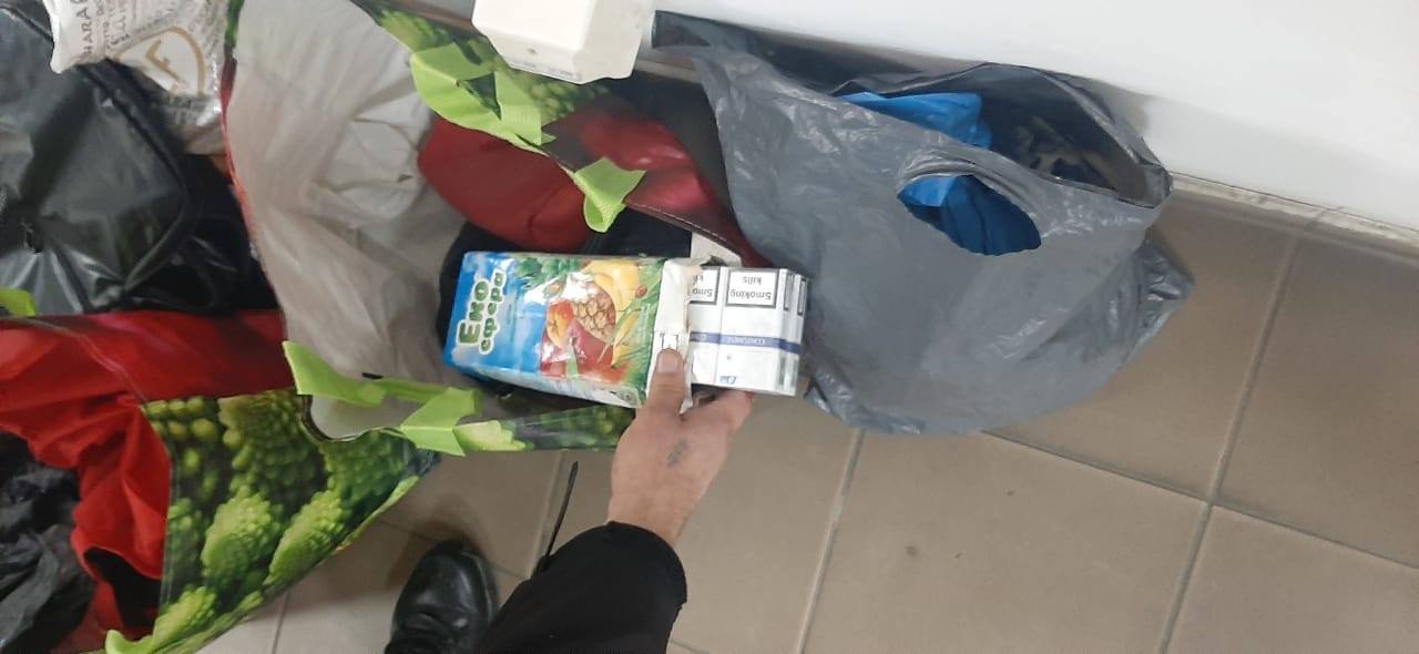 Лайфхаки від пачкарів: на Закарпатті група контрабандистів замаскувала сигарети під каву