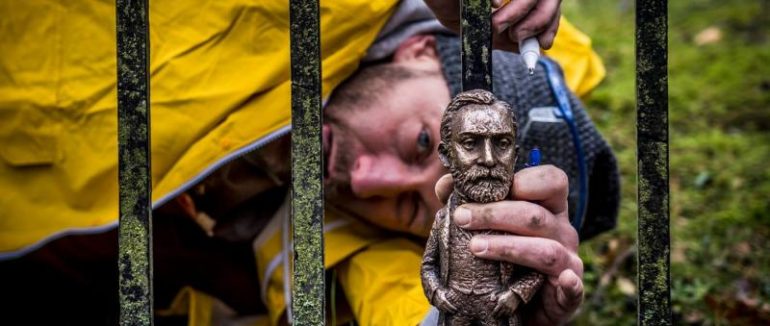 Скульптор із Закарпаття створив міні-фігурку Нобеля, яку встановили у Стокгольмі