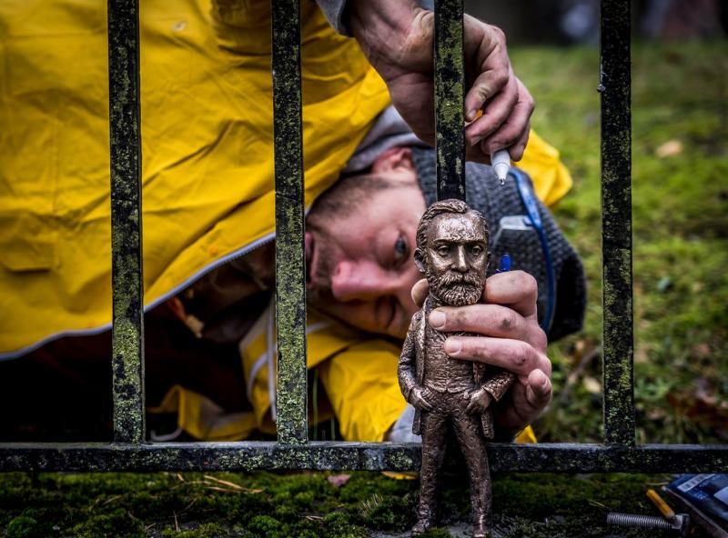 Скульптор із Закарпаття створив міні-фігурку Нобеля, яку встановили у Стокгольмі