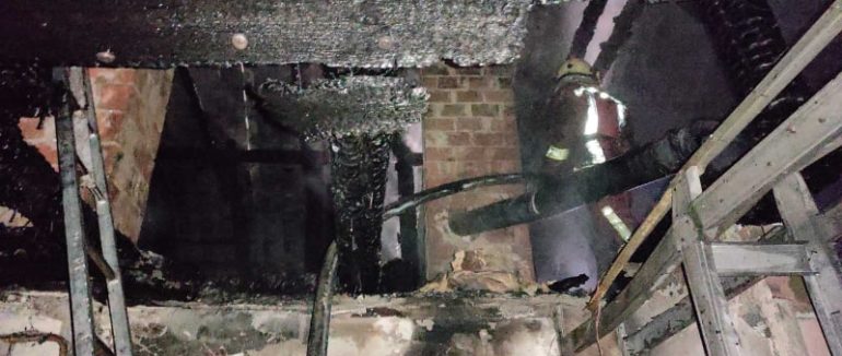 Жахлива пожежа у Хусті: горів майже весь дах будинку