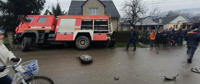 Пожежна машина з’їхала у кювет: аварія на Рахівщині