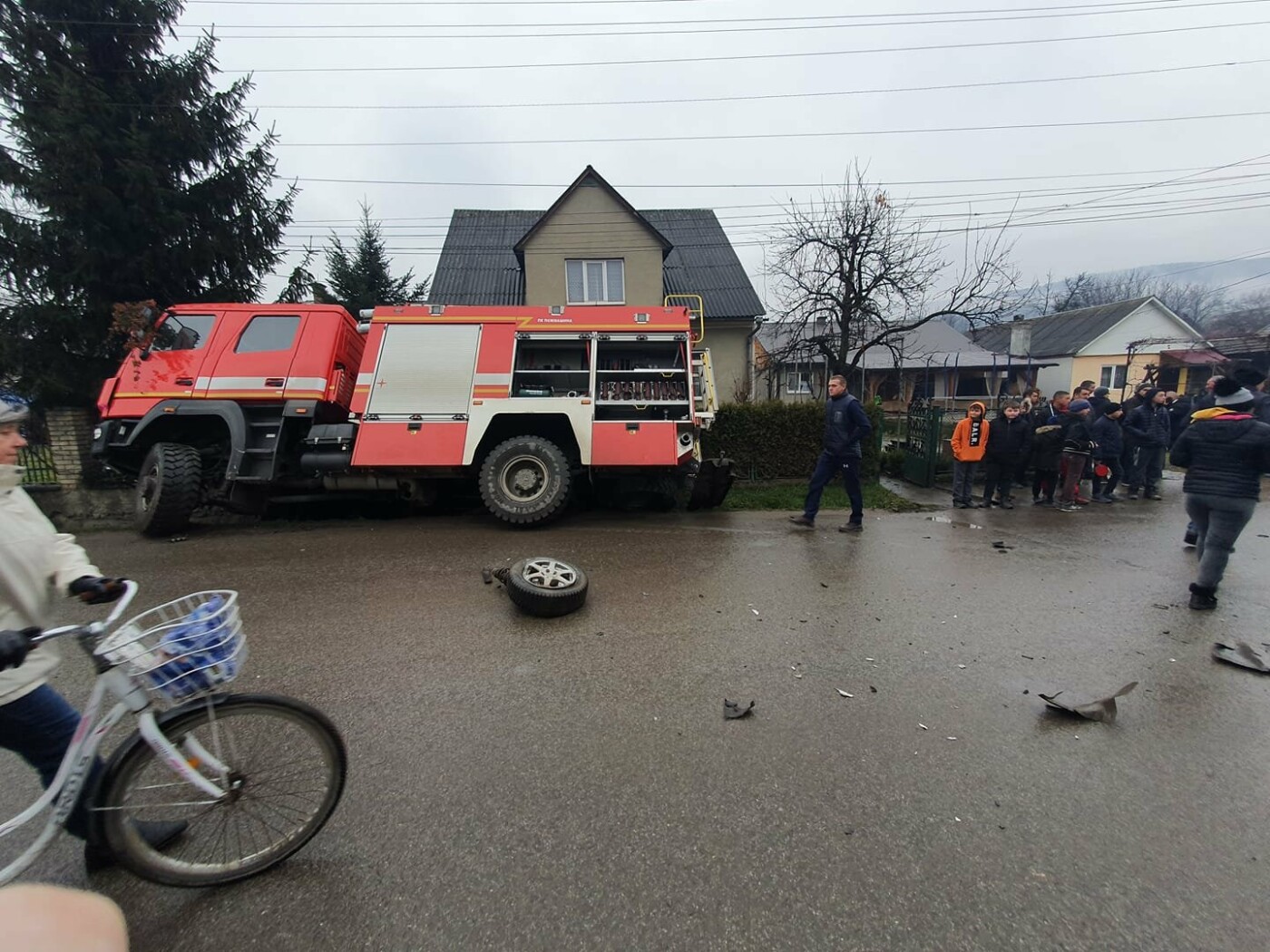 Пожежна машина з`їхала у кювет: аварія на Рахівщині