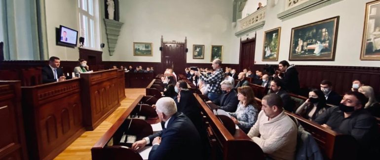 Освітяни Мукачівської ТГ можуть залишитися без заробітних плат: міська рада запропонувала вихід