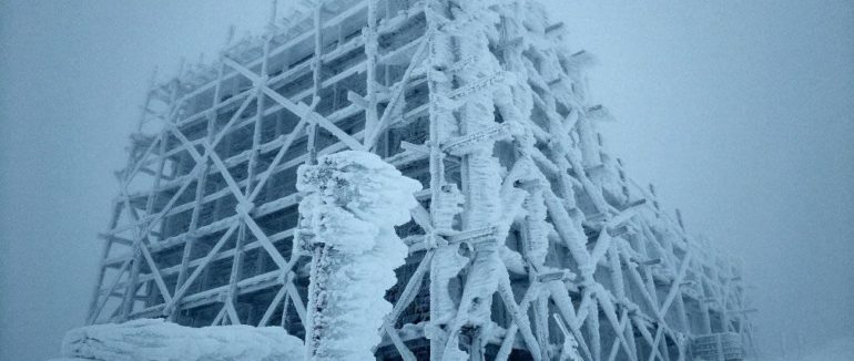 Температура знижується: одну з найвищих вершин Карпат засипає снігом