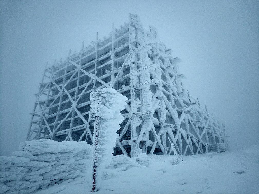 Температура знижується: одну з найвищих вершин Карпат засипає снігом