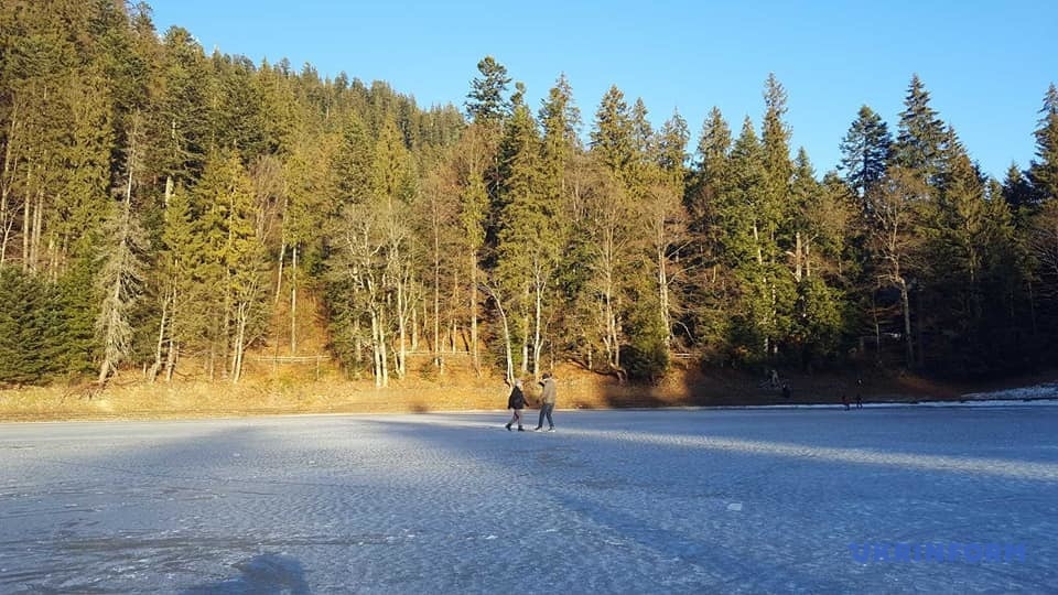 Готуйте ковзани: на Закарпатті замерзло найбільше високогірне озеро країни — Синевир