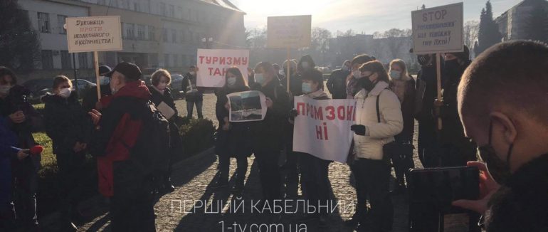 Жителі сіл Буковець, Щербовець та Жденіївської ОТГ мітингують під Закарпатською ОДА