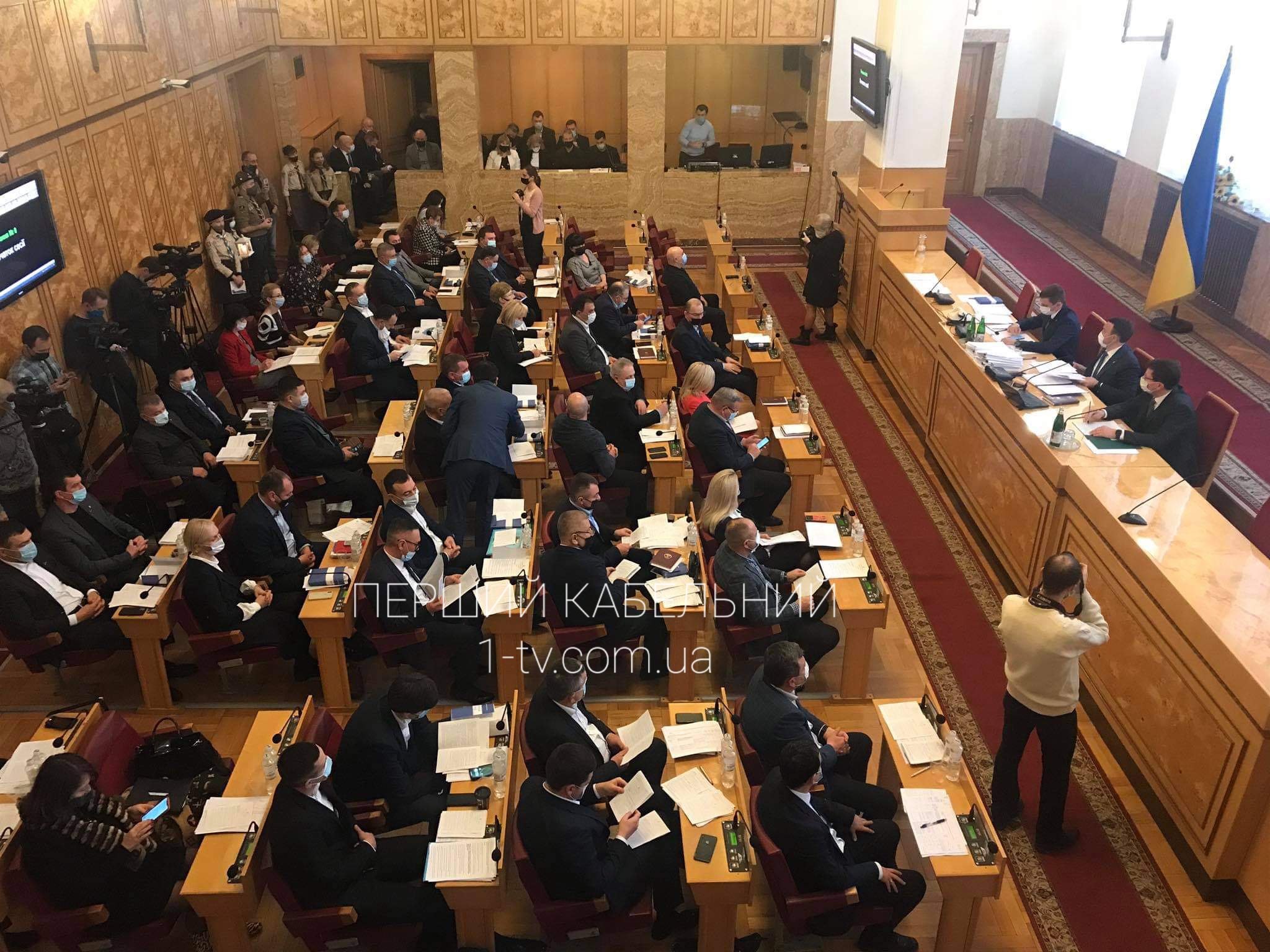 З онлайн-трансляцією: в Ужгороді розпочалось третє засідання першої сесії Закарпатської обласної ради