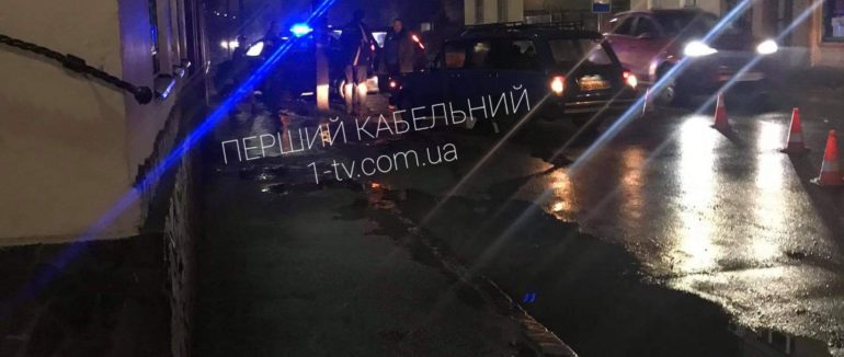 Зіштовхнулися дві автівки: вечірня ДТП в Ужгороді