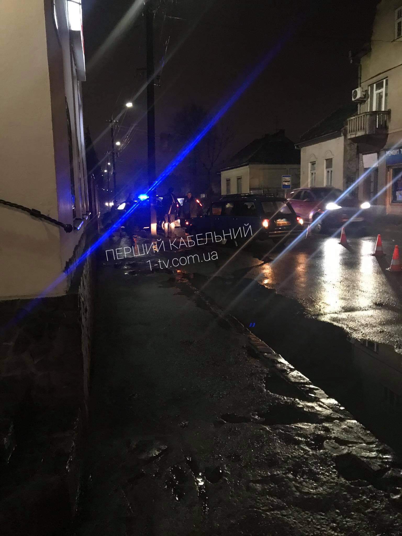 Зіштовхнулися дві автівки: вечірня ДТП в Ужгороді