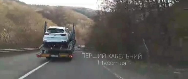 На Свалявщині дерево перекрило рух трасою “Київ – Чоп”