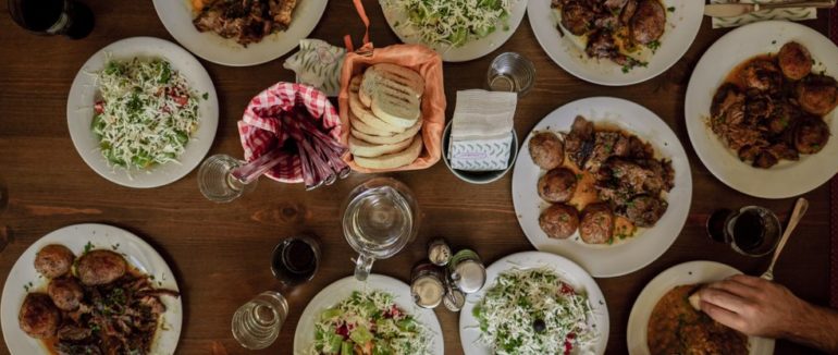 Новорічний стіл та індекс олів’є: експерт розповів, як зміняться ціни на продукти