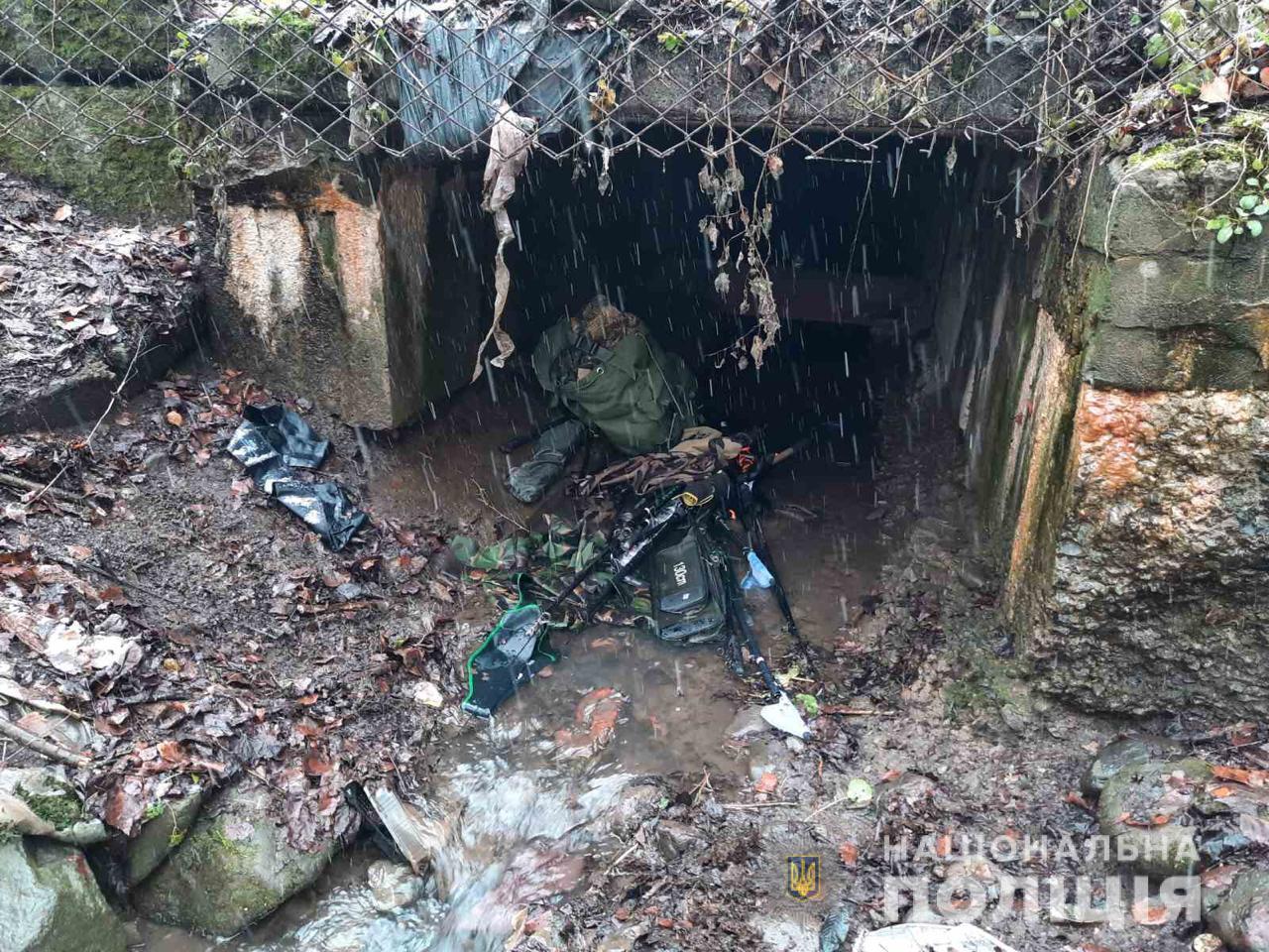 Пневматична зброя, ножі та патрони: на Закарпатті пограбували магазин мисливсьої зброї