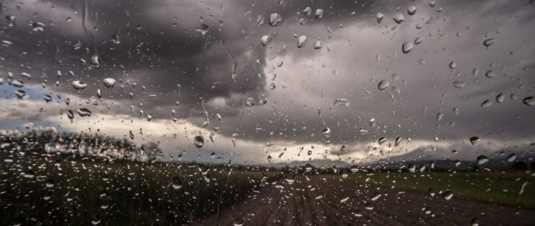 Сьогодні та завтра заливатиме дощами: на Закарпатті оголошено І рівень небезпечності