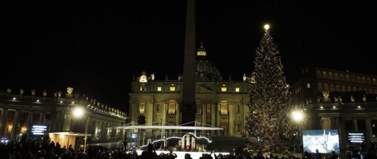 У Ватикані засвітили 30-метрову ялинку і відкриють український вертеп