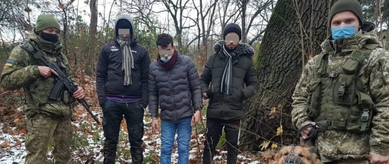 На кордоні Закарпаття зупинили двох нелегалів