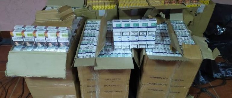 Тютюнова контрабанда: на Рахівщині зупинили спробу нелегального збуту 5 тисяч пачок цигарок