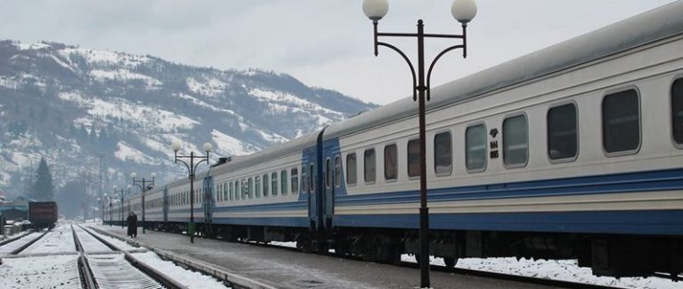 Могла б бути рекордна виручка за проданий чай: у потязі “Рахів – Харків” пасажир забув вщент заповнену валізу з грошима