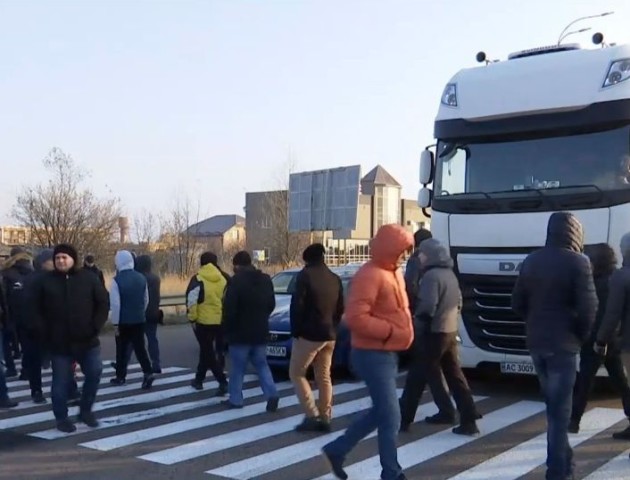 Налякалися медсестер: перекриття дороги на Воловеччині відтермінували