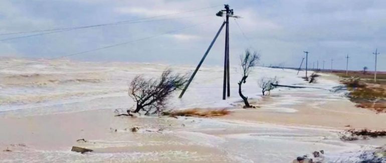 Хвилі відрізали шлях до президентської резиденції: шторм на Азовському узбережжі