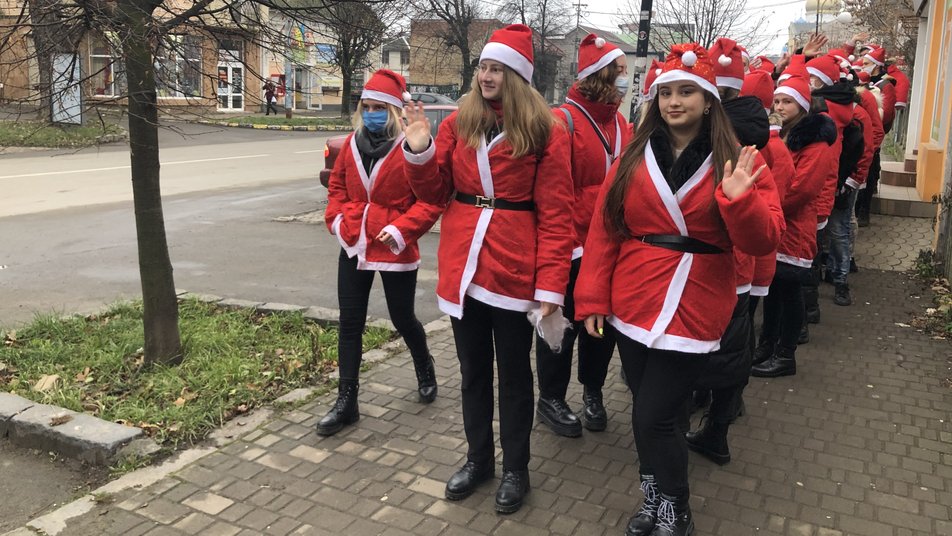 Закарпаття, Ужгород, парад Миколайчиків, свято, новорічні свята, ялинка