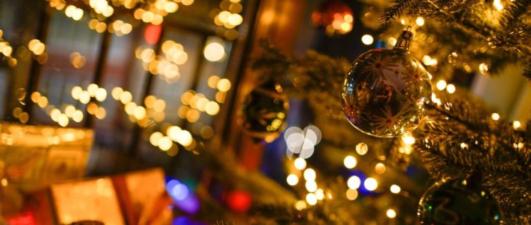 Поради рятувальників: як безпечно встановити та прикрасити ялинку