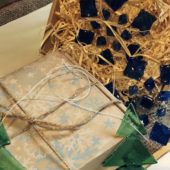 На Закарпатті молода пара виготовляє оригінальні новорічні іграшки зі скла