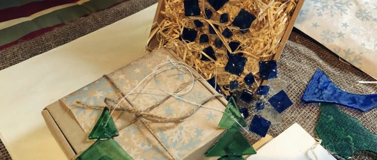 На Закарпатті молода пара виготовляє оригінальні новорічні іграшки зі скла