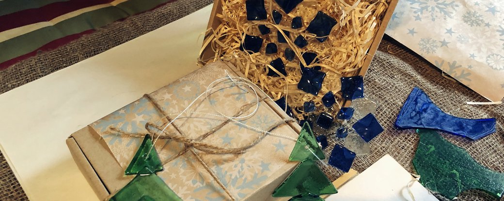 На Закарпатті молода пара виготовляє оригінальні новорічні іграшки зі скла