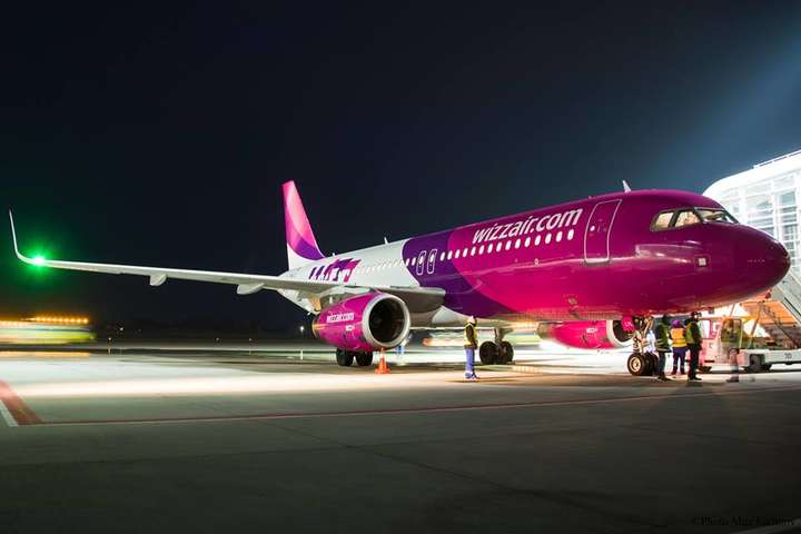 Угорський лоукостер Wizz Air повністю скасував сім напрямків із України на січень – лютий