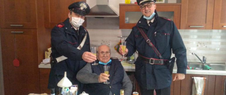 В Італії самотній пенсіонер викликав поліцейських, щоб відсвяткувати разом Різдво. І вони приїхали