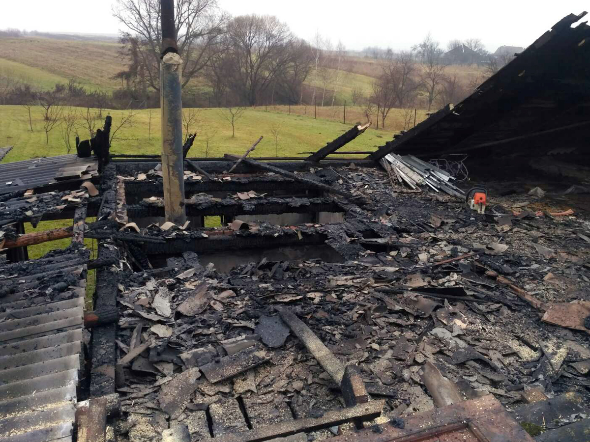 Чоловік отруївся продуктами горіння: нічна пожежа на Перечинщині