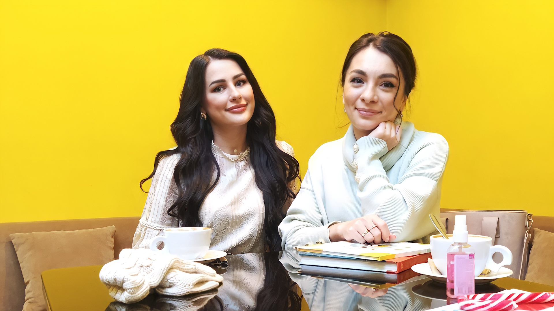 Не тільки книжки та журнали: мукачівська письменниця Жанна Хома розповіла, що можна знайти в її сумочці