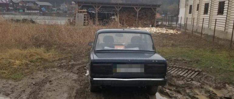 Обікрали пенсіонера: на Тячівщині двоє молодиків викрали авто