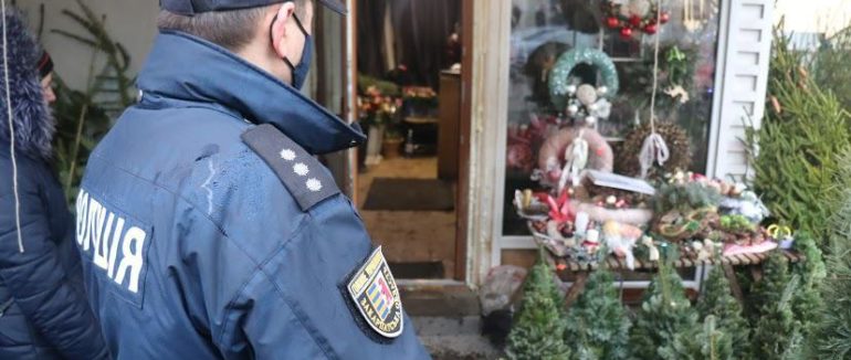 В Ужгороді поліцейські провели рейди ялинковими ринками