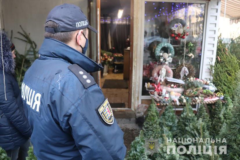 В Ужгороді поліцейські провели рейди ялинковими ринками