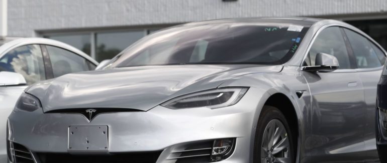 “Найдорожче викрадення року”: в США зловмисник поцупив Tesla зі скрипкою за 500 тисяч доларів