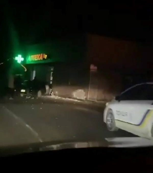 Нічна аварія на Закарпатті: легковик на швидкості в’їхав у будівлю