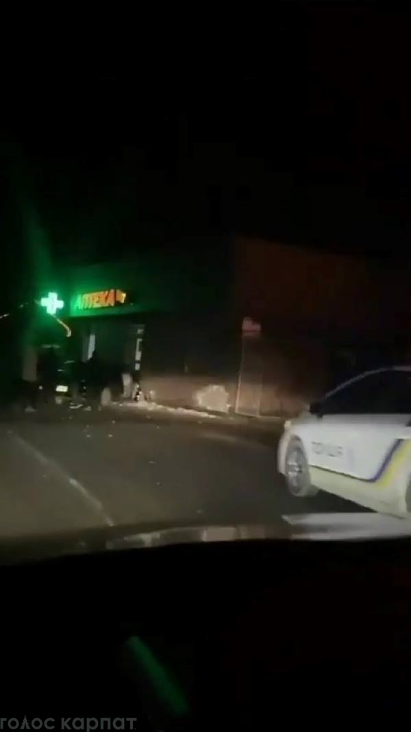 Нічна аварія на Закарпатті: легковик на швидкості в`їхав у будівлю