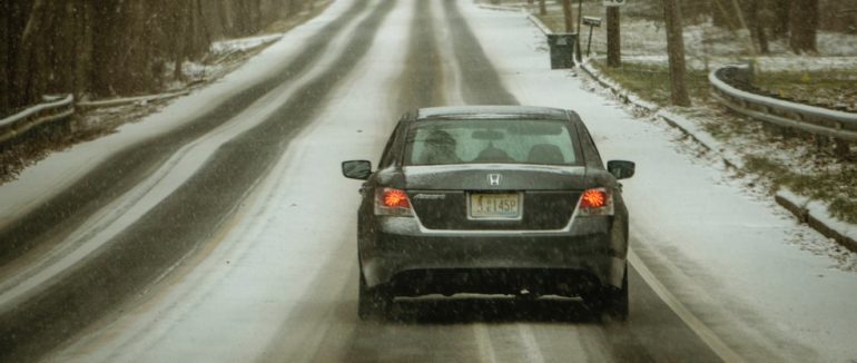 Поради експерта: як правильно керувати автомобілем під час ожеледиці