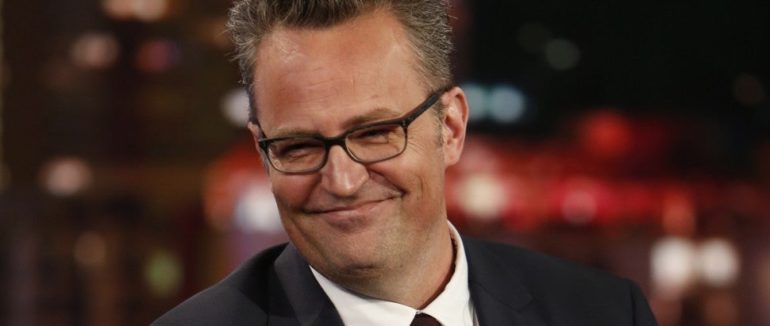 Підтримка ВООЗ в боротьбі проти COVID-19: зірка серіалу “Друзі” випустив лінію одягу